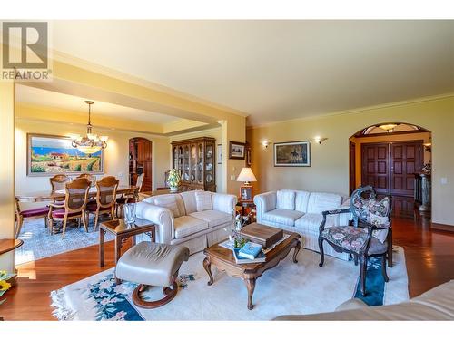 7801 Oak Avenue, Summerland, BC - Indoor Photo Showing Living Room