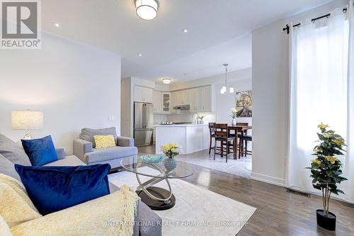 19 Ledgerpoint Crescent, Brampton, ON - Indoor Photo Showing Living Room