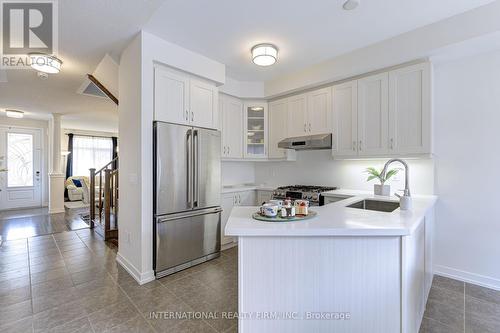 19 Ledgerpoint Crescent, Brampton, ON - Indoor Photo Showing Kitchen With Upgraded Kitchen