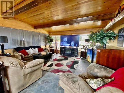 5115 Barriere Town Road, Barriere, BC - Indoor Photo Showing Living Room