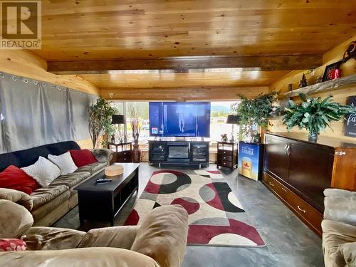 5115 Barriere Town Road, Barriere, BC - Indoor Photo Showing Living Room