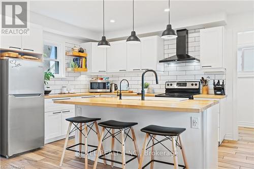 4741 Epworth Circle, Niagara Falls, ON - Indoor Photo Showing Kitchen With Upgraded Kitchen
