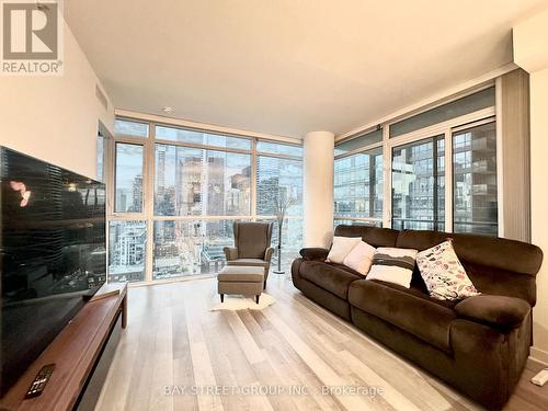 2210 - 290 Adelaide Street W, Toronto, ON - Indoor Photo Showing Living Room