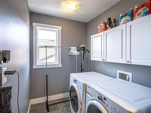 388 Poets Trail Dr, Nanaimo, BC - Indoor Photo Showing Laundry Room