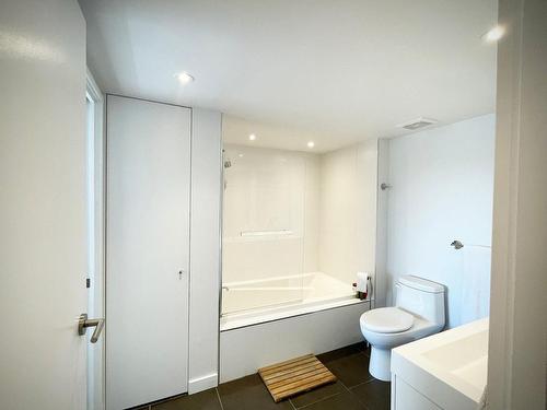 Bathroom - 702-600 Rue De La Montagne, Montréal (Ville-Marie), QC - Indoor Photo Showing Bathroom