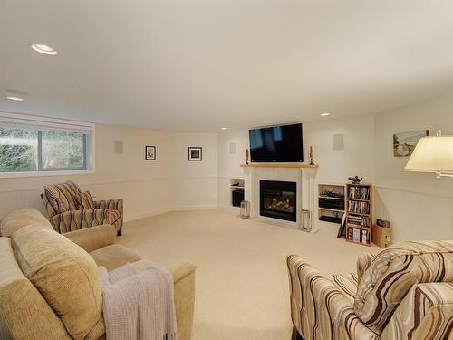 6363 Old West Saanich Rd, Central Saanich, BC - Indoor Photo Showing Living Room With Fireplace