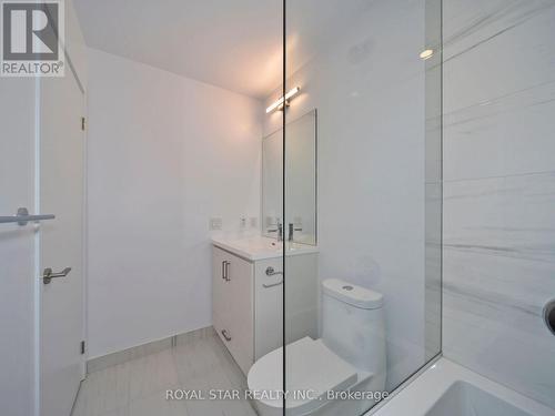 909 - 10 Honeycrisp Crescent, Vaughan, ON - Indoor Photo Showing Bathroom