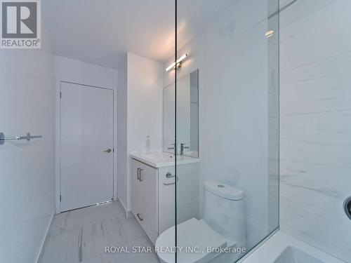 909 - 10 Honeycrisp Crescent, Vaughan, ON - Indoor Photo Showing Bathroom