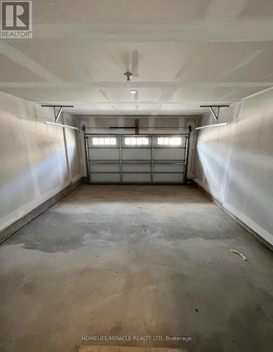 85 Stern Drive, Welland, ON - Indoor Photo Showing Garage