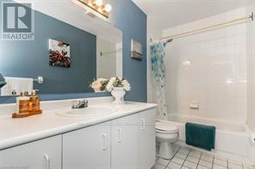 8 - 589 Beechwood Drive, Waterloo, ON - Indoor Photo Showing Bathroom