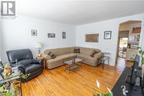 543 Fifth Street E, Cornwall, ON - Indoor Photo Showing Living Room