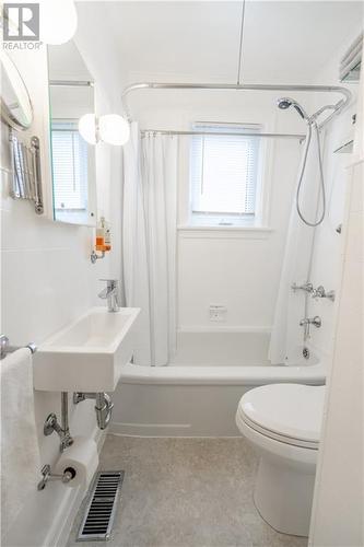 543 Fifth Street E, Cornwall, ON - Indoor Photo Showing Bathroom