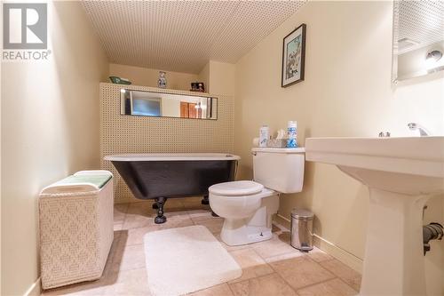 543 Fifth Street E, Cornwall, ON - Indoor Photo Showing Bathroom