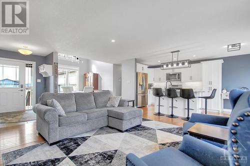 2968 Drew Drive, South Mountain, ON - Indoor Photo Showing Living Room