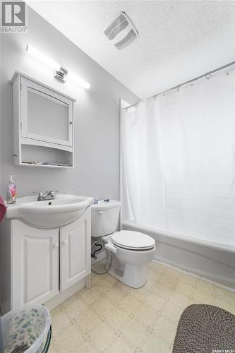 4701 4Th Avenue, Regina, SK - Indoor Photo Showing Bathroom