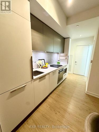 912 - 85 Wood Street, Toronto, ON - Indoor Photo Showing Kitchen With Upgraded Kitchen