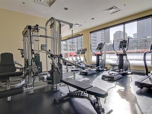 Exercise room - 323-1200 Rue St-Alexandre, Montréal (Ville-Marie), QC - Indoor Photo Showing Gym Room