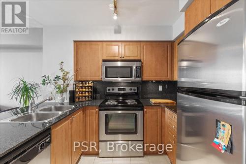 907 - 215 Fort York Boulevard W, Toronto, ON - Indoor Photo Showing Kitchen With Double Sink