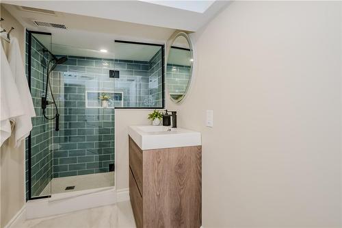 325 Aberdeen Avenue, Hamilton, ON - Indoor Photo Showing Bathroom