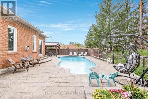 2 Purt Court, Barrie, ON - Outdoor With In Ground Pool