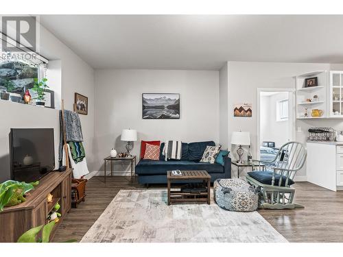 1108 Phoenix Drive, Vernon, BC - Indoor Photo Showing Living Room