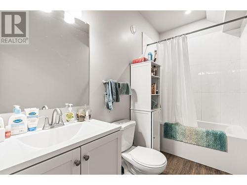 1108 Phoenix Drive, Vernon, BC - Indoor Photo Showing Bathroom