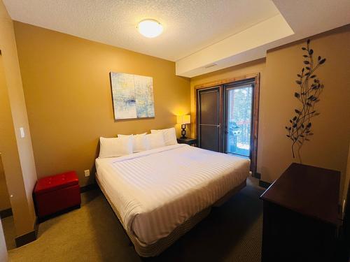 2303 - 7495 Columbia Avenue, Radium Hot Springs, BC - Indoor Photo Showing Bedroom