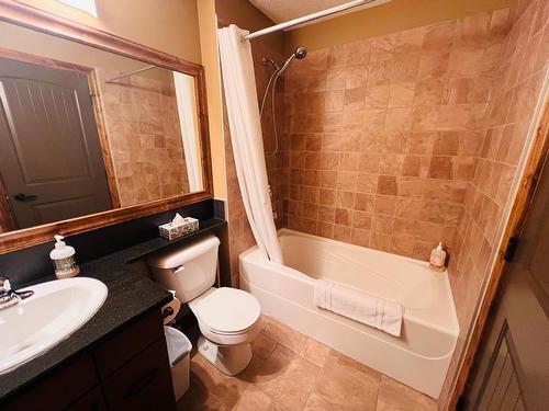 2303 - 7495 Columbia Avenue, Radium Hot Springs, BC - Indoor Photo Showing Bathroom
