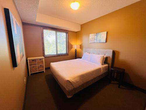 2303 - 7495 Columbia Avenue, Radium Hot Springs, BC - Indoor Photo Showing Bedroom