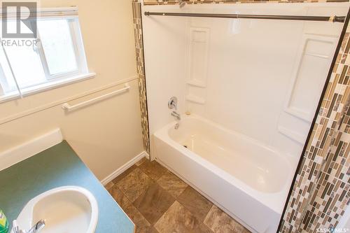 932 Athabasca Street W, Moose Jaw, SK - Indoor Photo Showing Bathroom