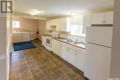 932 Athabasca Street W, Moose Jaw, SK - Indoor Photo Showing Kitchen With Double Sink
