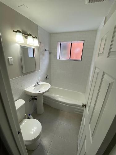 1254 Fennell Avenue E, Hamilton, ON - Indoor Photo Showing Bathroom