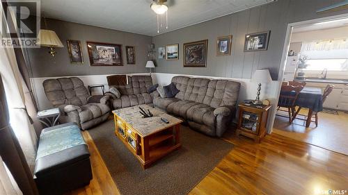 22 West Road, Kindersley, SK - Indoor Photo Showing Living Room