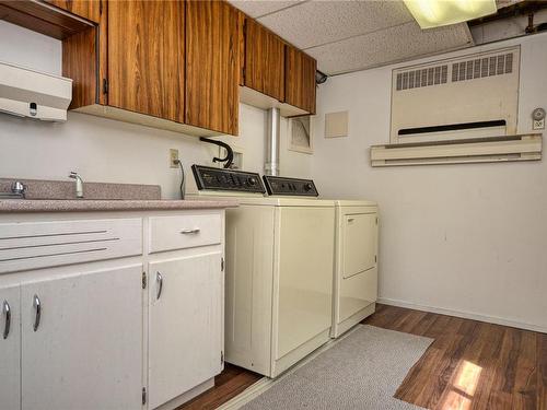 445 Grafton St, Esquimalt, BC - Indoor Photo Showing Laundry Room