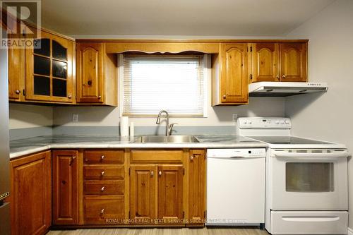 1355 Odessa Crescent, Oakville, ON - Indoor Photo Showing Kitchen