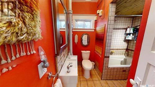 202 L Avenue N, Saskatoon, SK - Indoor Photo Showing Bathroom