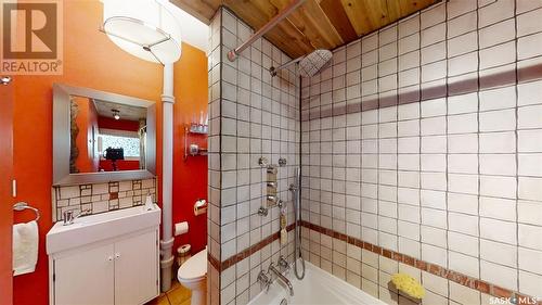 202 L Avenue N, Saskatoon, SK - Indoor Photo Showing Bathroom