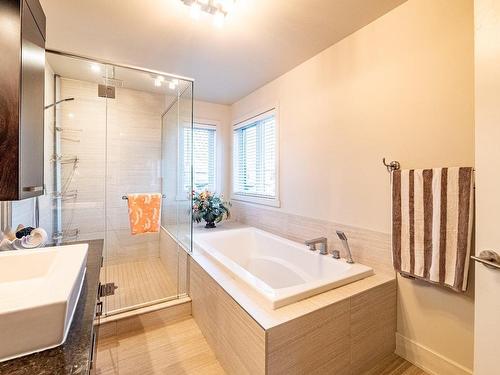 Ensuite bathroom - 2355 Rue Des Saturnies, Saint-Bruno-De-Montarville, QC - Indoor Photo Showing Bathroom