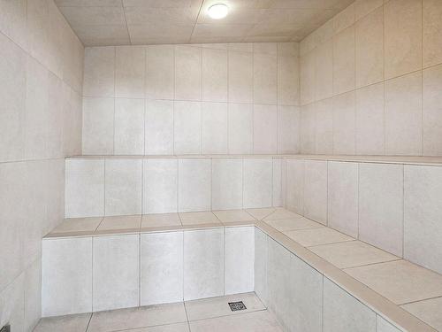 Spa - 304-101 Rue De La Rotonde, Montréal (Verdun/Île-Des-Soeurs), QC - Indoor Photo Showing Bathroom