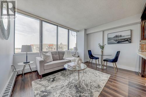 603 - 5580 Sheppard Avenue E, Toronto, ON - Indoor Photo Showing Living Room