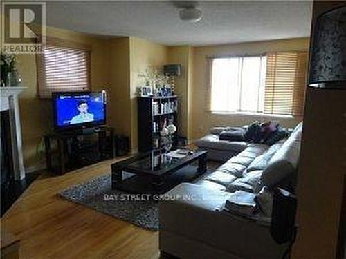 2841 Galleon Crescent, Mississauga, ON - Indoor Photo Showing Living Room