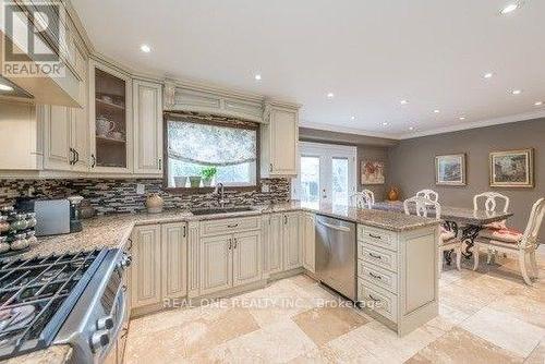 356 Alex Doner Drive, Newmarket, ON - Indoor Photo Showing Kitchen With Upgraded Kitchen
