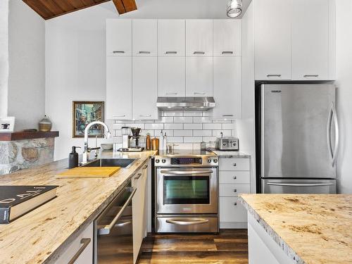 Cuisine - 8-111 Ch. De La Baie-Viau, Sainte-Agathe-Des-Monts, QC - Indoor Photo Showing Kitchen With Upgraded Kitchen