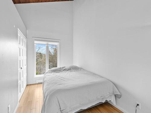 Chambre Ã Â coucher - 8-111 Ch. De La Baie-Viau, Sainte-Agathe-Des-Monts, QC - Indoor Photo Showing Bedroom