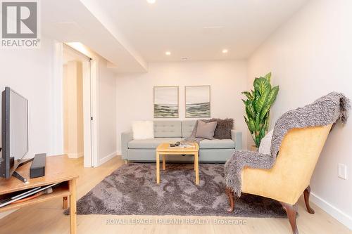 34 Widdicomb Crescent, London, ON - Indoor Photo Showing Living Room