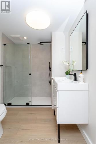 34 Widdicomb Crescent, London, ON - Indoor Photo Showing Bathroom