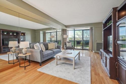 301 Frances Avenue|Unit #303, Stoney Creek, ON - Indoor Photo Showing Living Room
