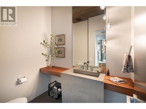 121 Sky Court, Kelowna, BC - Indoor Photo Showing Bathroom