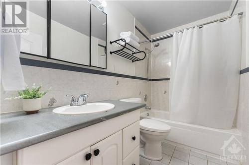 Upstairs bathroom - 2403 Iris Street, Ottawa, ON - Indoor Photo Showing Bathroom