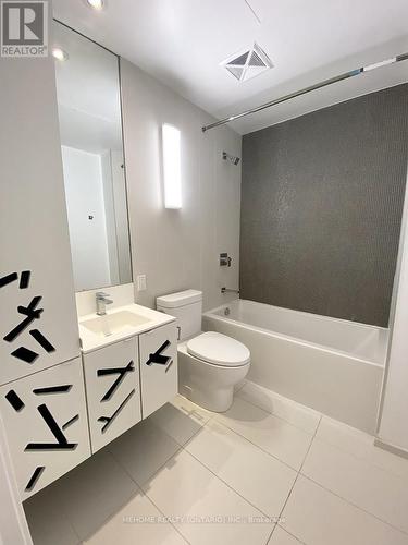 1812 - 125 Peter Street, Toronto, ON - Indoor Photo Showing Bathroom